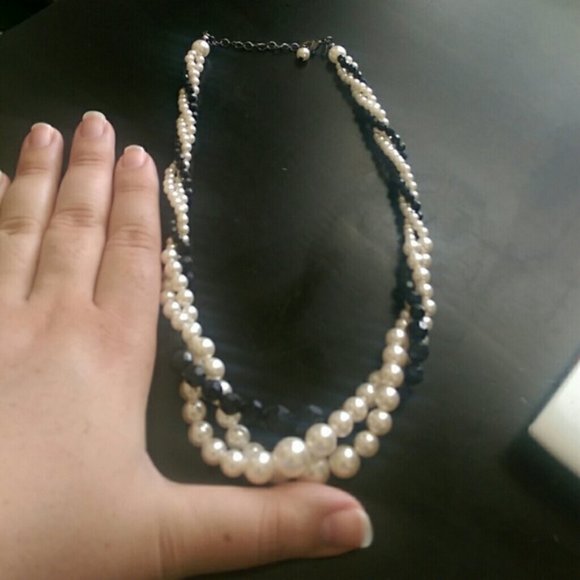 Chic Pearl Statement Necklace - Picture 2 of 3